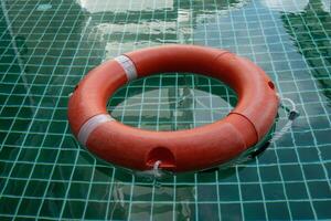 ein Gummi Ring schwimmt im ein Blau Teich. foto