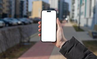 Berlin Deutschland Januar 21 2024 Person mit Smartphone im Stadtbild, halten Handy, Mobiltelefon Telefon mit foto