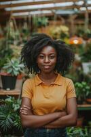 schwarz Geschäft Frau im ein Garten Center umgeben durch Grün foto