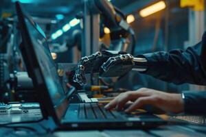 Instandhaltung Ingenieur Kontrollen Roboter Hand mit Laptop im Clever Fabrik. foto