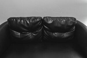 klassisch Stil elegant schwarz Sofa Sessel Möbel im das Leben Zimmer. foto