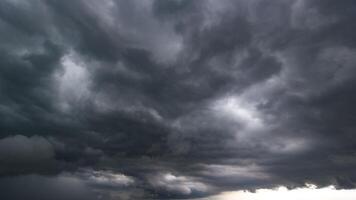 das dunkel Himmel mit schwer Wolken konvergieren und ein heftig Sturm Vor das Regen.schlecht oder Nacht Wetter Himmel und Umfeld. Kohlenstoff Dioxid Emissionen, Gewächshaus Wirkung, global Erwärmen, Klima Veränderung foto