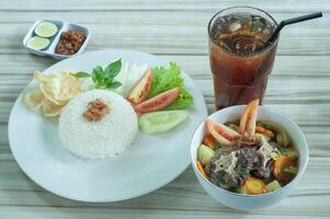 nasi sup iga oder Rindfleisch Rippe Suppe Reis foto