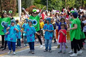 abano terme Padua Italien April 7, 2024 abano Straße Karneval, Leben Veranstaltung mit Karneval Paraden, Musik, tanzen, und Unterhaltung zum alle Alter. Menschen Tanzen im das Straße. foto