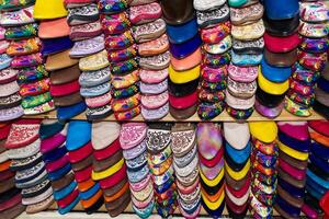 Stände im Medina alt Stadt. traditionell Schuhe Geschäft speichern. fes, Marokko. foto