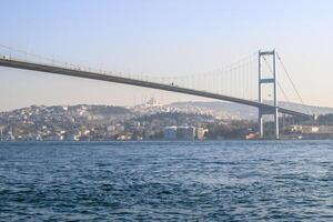 Istanbul, Truthahn - - Dezember 29, 2022. Suspension Brücke Über das Wasser Straße mit Stadtbild im das Hintergrund. foto