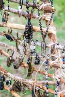 Handwerk Perlen von Mineral und Steine auf ein Markt. Handwerk kostbar Artikel. Schmuck Zubehör. foto