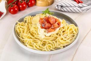 Pasta Spaghetti mit Lachs und Stracciatella foto