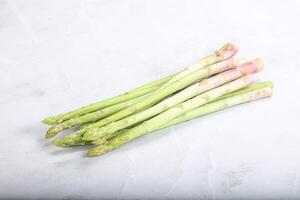 roh Grün ungekocht Spargel sprießen foto