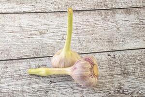 zwei jung Knoblauch Über Hintergrund foto