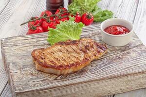 gegrilltes Schweinesteak mit Ketchup foto