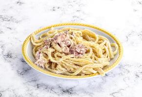 klassisch Pasta Carbonara mit Speck foto