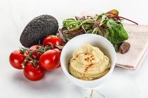 cremig Hummus im das Schüssel foto