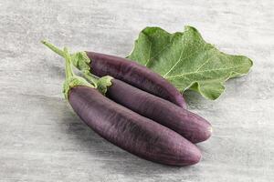 roh reif organisch Aubergine mit Blatt foto