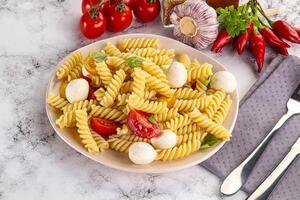 Italienisch Pasta mit Mozzarella und Tomate foto