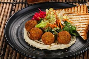 israelisch Falafel mit Hummus mit Brot foto