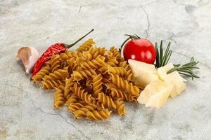 roh ganze Korn Pasta Fusilli foto