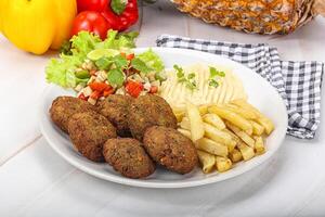 Falafel mit Hummus und gebraten Kartoffel foto