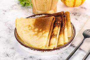 hausgemacht Pfannkuchen Haufen zum Frühstück foto