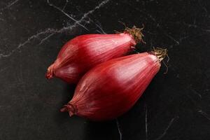 violett roh Zwiebel zum Kochen foto