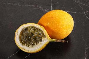 Gelb Granadilla mit Schnitt Hälfte foto