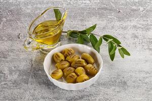 gegrillt Grün Oliven Vorspeise Snack foto