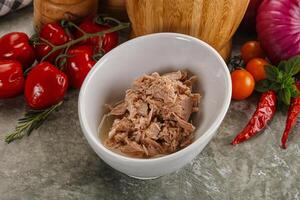 Thunfisch in Dosen für Salat foto