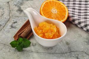 lecker hausgemacht Orange Marmelade im das Schüssel foto