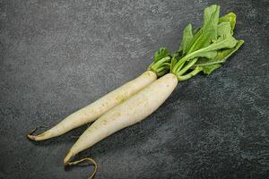 roh reif organisch Daikon Wurzel foto