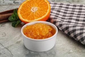 lecker hausgemacht Orange Marmelade im das Schüssel foto