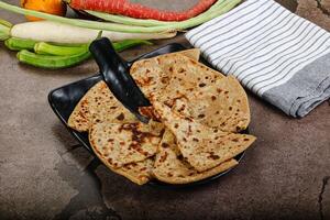 indisch aloo Paratha - - Brot mit Kartoffel foto