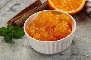 lecker hausgemacht Orange Marmelade im das Schüssel foto