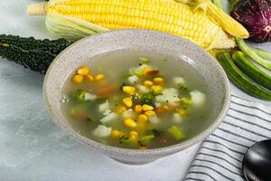 Suppe mit Mais und Brokkoli foto