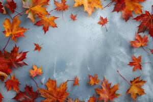 ein schließen oben von Herbst Blätter auf ein grau Hintergrund foto