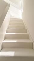 sonnendurchflutet Treppe mit minimalistisch Design foto