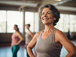 mittleren Alters Frauen genießen Fitness Klasse. das Konzept von aktiv Leben foto