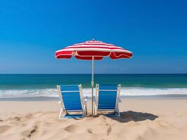 gestreift Strand Regenschirm und Stühle auf ein sandig Ufer mit Blick auf das Ozean. Sommer- Ferien Konzept foto