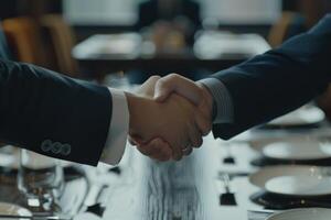 Geschäftsleute zittern Hände beim Treffen Abdichtung ein austeilen. foto