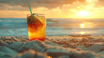 exotisch Sommer- trinken im Sand verwischen Strand auf Hintergrund foto