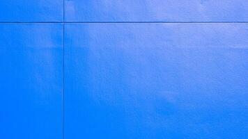 Hintergrund und Textur von vorgefertigt Blau Ballaststoff Zement intelligente Tafel und Naht Kreuz Linien auf Außen Gebäude Mauer Oberfläche foto