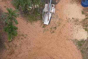 oben Aussicht von leeren Raum mit Gebäude Materialien um foto