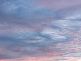 cyan farbig Wolken mit Sanft Highlights foto