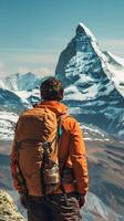 Wanderer mit Blick auf majestätisch Berg foto