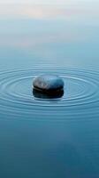 Zen Stein im Ruhe Wasser foto