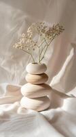 minimalistisch Vase und Blumen Komposition foto