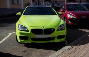 Minsk, Weißrussland, April 17, 2024 - - Gelb BMW Vorderseite Aussicht foto