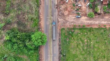 LKW Vorbeigehen auf Autobahn im das Innere von Brasilien foto