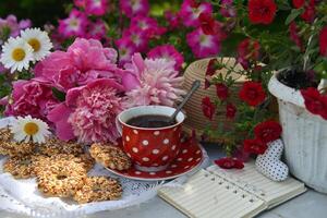 schön immer noch Leben mit Pfingstrose Blumen, Jahrgang Tasse und Kekse auf das Tisch. romantisch Gruß Karte zum Geburtstag, Valentinstag, Mütter Tag Konzept. Sommer- Hintergrund mit Jahrgang Objekte foto