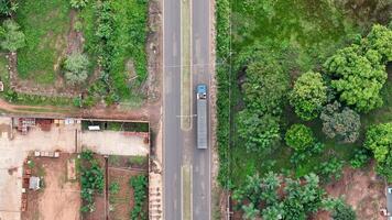 LKW Vorbeigehen auf Autobahn im das Innere von Brasilien foto