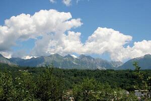 ein Aussicht von das österreichisch Berge im das Sommer- foto